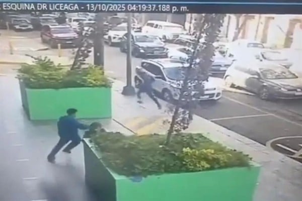 Video.- Revelan que sujeto con casco escapó tras ataque a Cohen