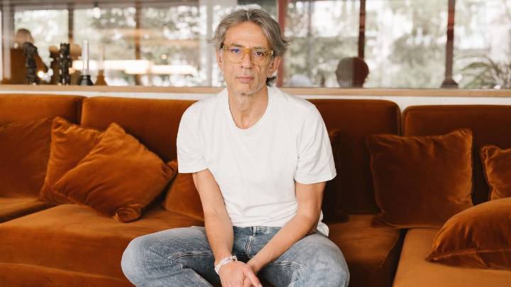 Juan Tallón, escritor: "Alguien está llevando las riendas de nuestra vida y le está yendo muy bien manteniéndonos atentos a lo que no nos interesa"