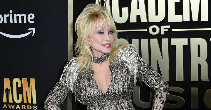 Dolly Parton's Sister Begs Fans For 'Prayers' Amid Singer's Health Crisis