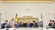 Ministro Armando Benedetti, se reunió con 16 gestores de paz exAUC en encuentros preparatorios para supuesto cierre del proceso con paramilitares