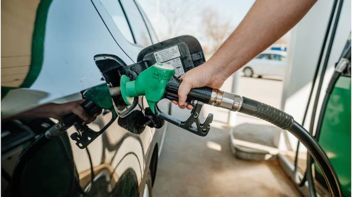 Lanzaron descuentos del 30% y $35.000 de reintegro en nafta y gasoil en octubre de 2025
