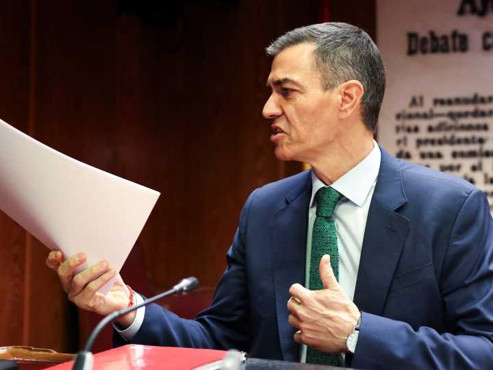 En un tenso interrogatorio en el Senado de España, Pedro Sánchez dice que las acusaciones de corrupción contra él son "un circo"