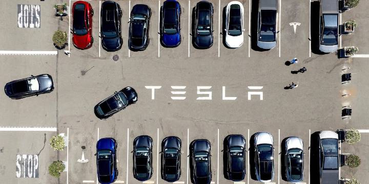 Parents of 2 students killed in Tesla allege design flaw trapped them in the burning car