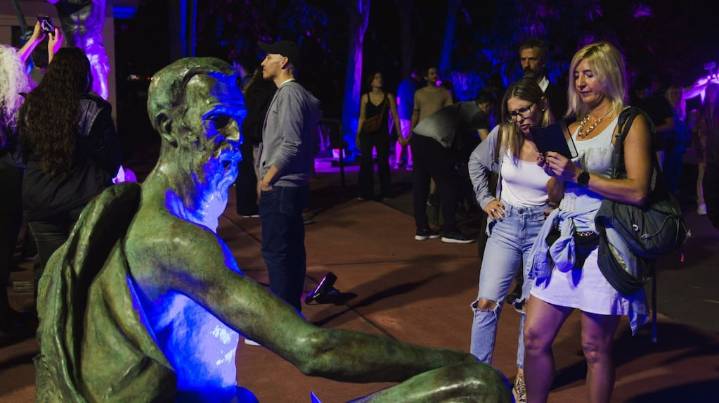 Monumentos bajo las estrellas: reabre el patio de las esculturas de CABA con show de láser y música en vivo