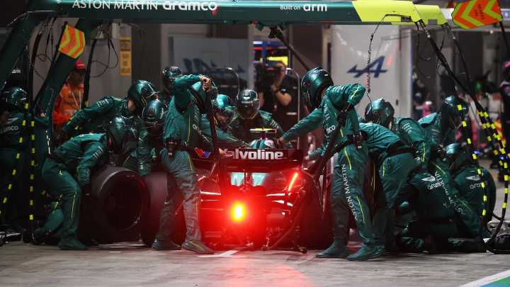 Exhibición de Fernando Alonso en Singapur pese a otra 'liada' de Aston Martin: del 10º al 7º... y ¡piloto del día!