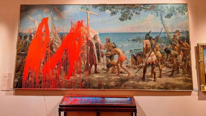 Activistas ambientalistas arrojan pintura contra lienzo dedicado a Cristóbal Colón en Madrid