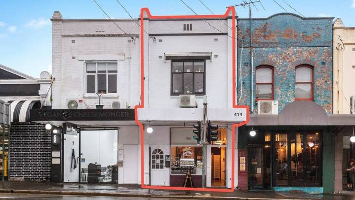Historic shop top elevates auction showdown