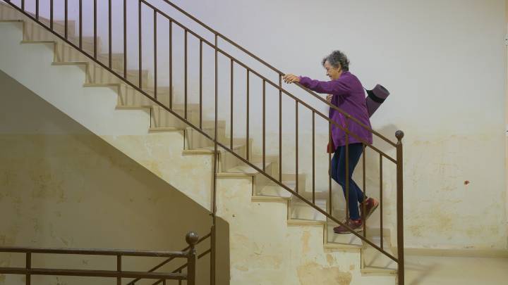 Sobrevivir a dana con 85 años: "El ascensor sigue sin funcionar. Salgo de casa una vez a la semana"
