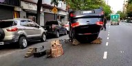 Choque en Caballito: una mujer impactó contra dos autos estacionados y volcó