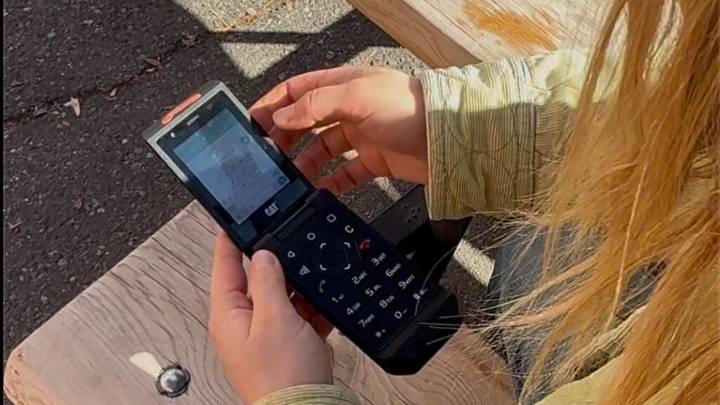 Unplugging from social media: Moving back to the dumb phone