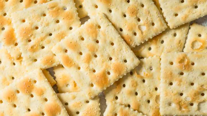 The Old-School Trick That Takes Saltines From Bland To Bomb