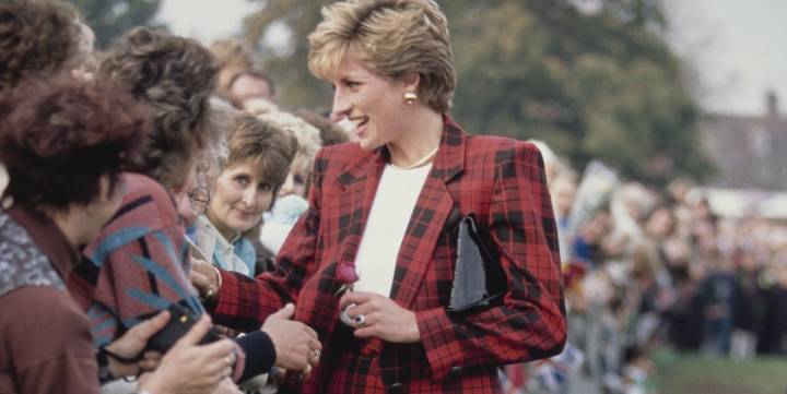La falda de cuadros que Lady Di llevó en una visita a Escocia en 1985 llega a Sfera