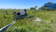 Vuelco y misterio: un auto quedó abandonado e intentaron robarle las ruedas