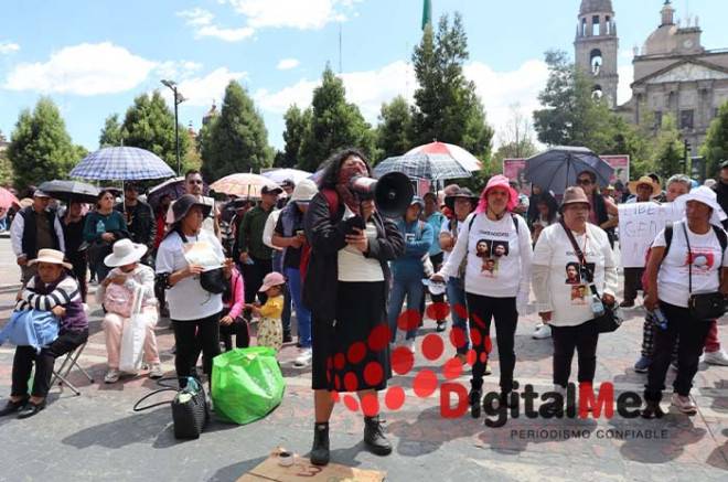 Colectivos protestan frente a Palacio de Gobierno en Toluca para exigir justicia, seguridad y salud