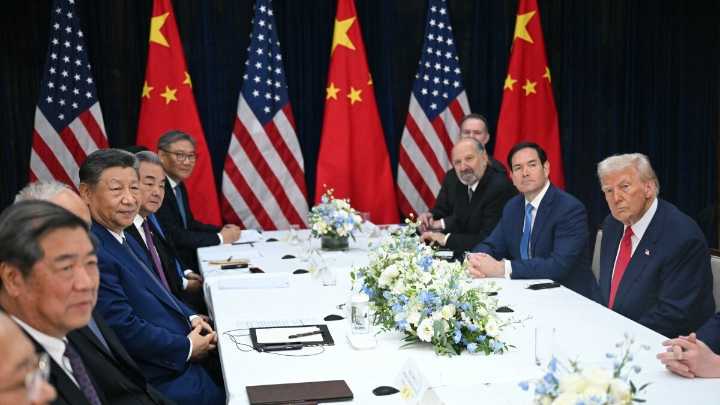 Presidente de Estados Unidos, Donald Trump, reduce al 10 % los aranceles para China por el fentanilo tras reunirse con Xi Jinping