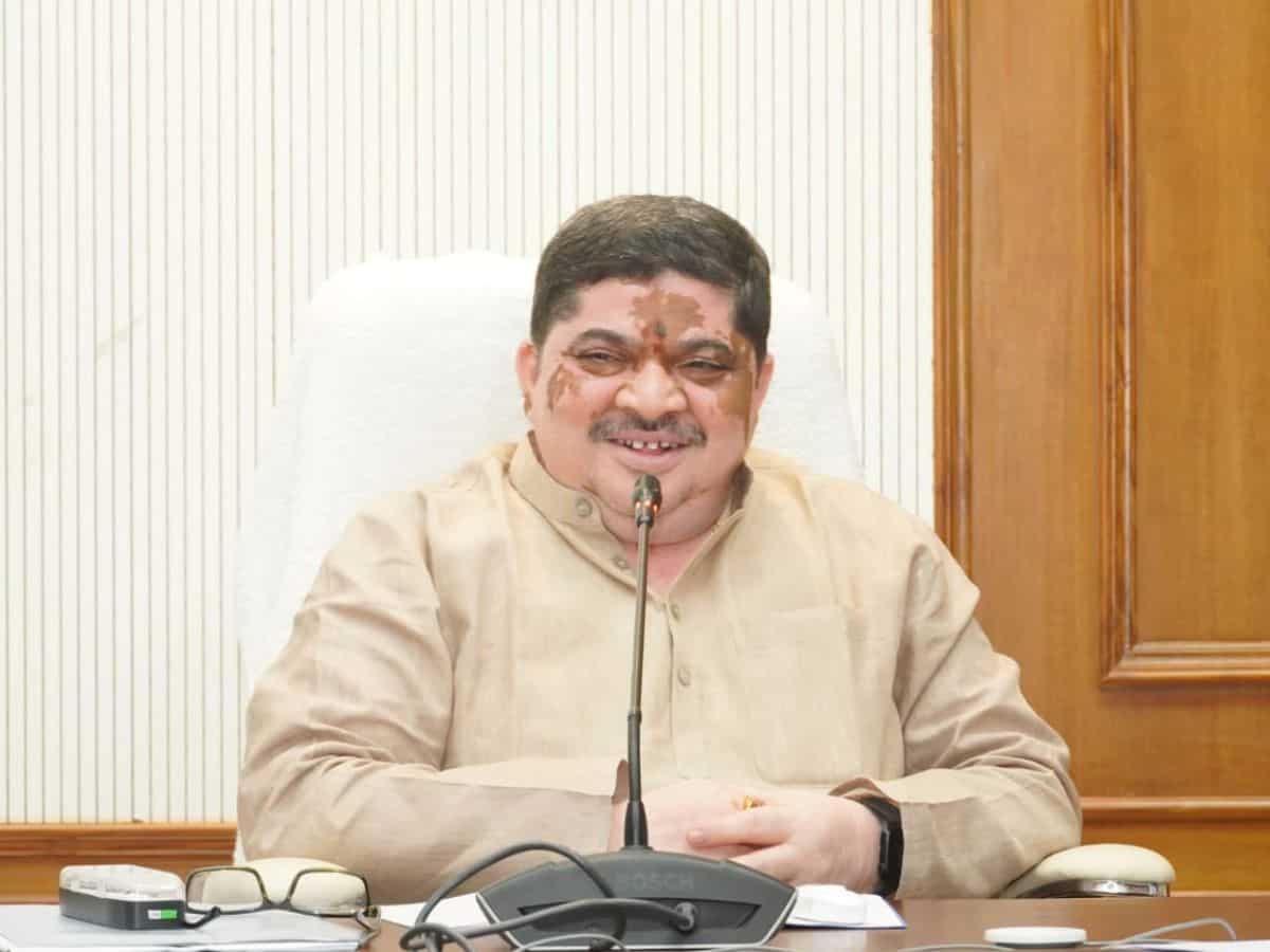 Ponnam Prabhakar urges Ministry of Defence to clear SCB’s Rs 1000 Cr dues