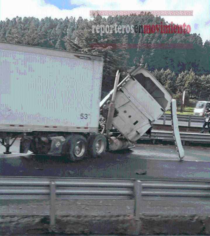 TRÁILER ESTÁ BLOQUEANDO LA CARRETERA MÉXICO-TOLUCA, A LA ALTURA DE LA MARQUESA