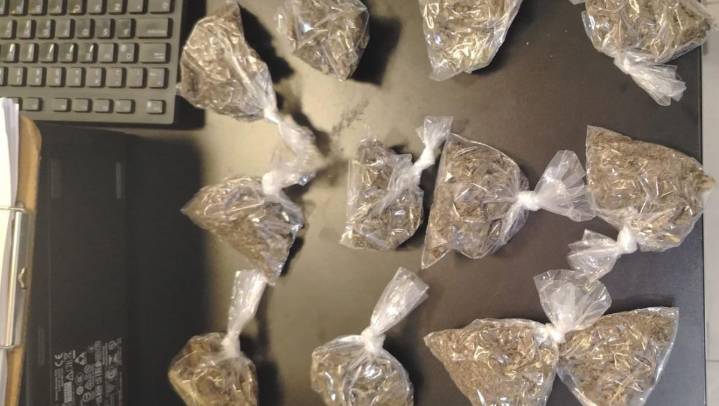 Detienen a presunto líder criminal con más de 290 dosis de droga y un arma en Venustiano Carra...