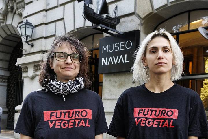 Las activistas de Futuro Vegetal que tiraron pintura roja sobre el Colón del Museo Naval: "El cuadro glorifica el genocidio, que se dañe es parte de nuestro progreso como cultura"