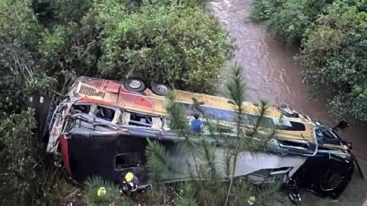 Un micro chocó contra un auto en Misiones y cayó a un arroyo: 9 muertos