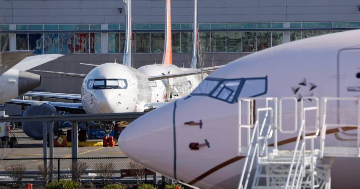 Chaos at US airports; Republicans warn