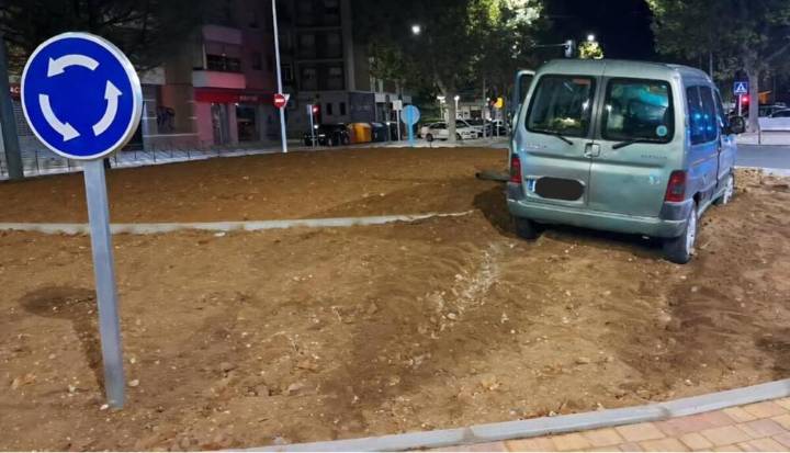 Un coche se sale de la vía en la rotonda de Hermanos Becerril