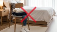 Adiós a la silla con ropa en el dormitorio: la nueva tendencia más elegante y multifuncional