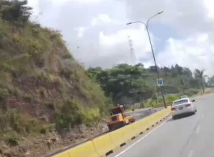 Maquinarias de asfaltado operan este 2Oct en el km 9 de la Panamericana sentido Los Teques