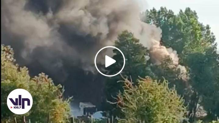 Gran columna de humo: Voraz incendio destruye taller mecánico en Vista Hermosa