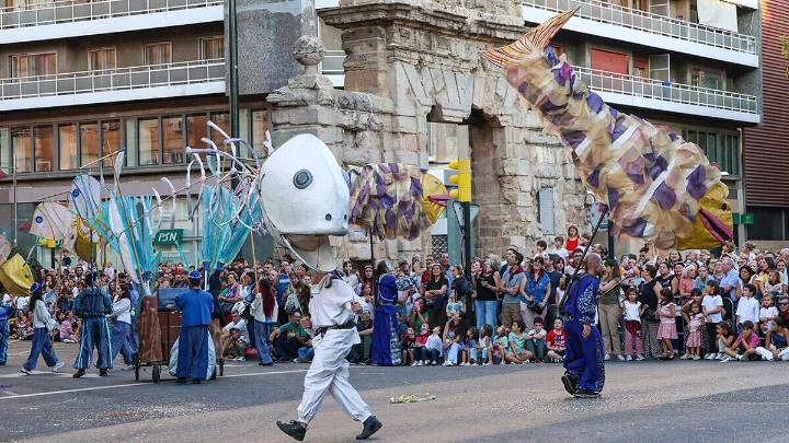 Pequeños y mayores disfrutan del pasacalles más “zaragozano” de la historia