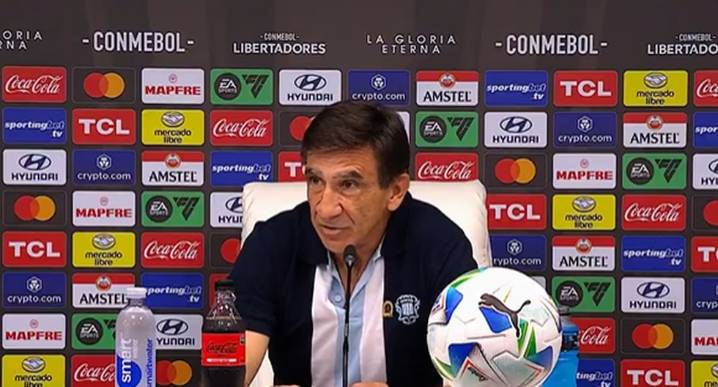 Gustavo Costas abandona conferencia tras eliminación de Racing: “Defraudé a mi gente”