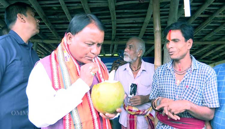 Sweet Gesture: CM Majhi Quenches Thirst With Tender Coconut Water At Roadside Kiosk