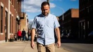 Qué revela la psicología sobre caminar con la mirada baja