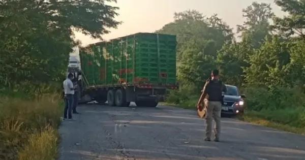 Choque entre camión y autobús deja sólo daños en San Vicente