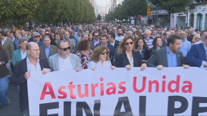 Miles de personas protestan en Asturias contra el peaje del Huerna: "Es un atraco y una estafa"