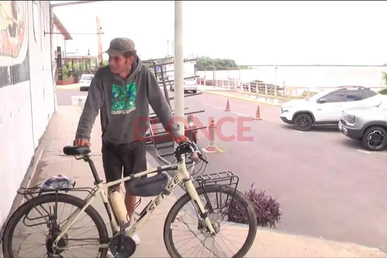 Pablo Freites Lima viaja en bicicleta desde Brasil y sueña con llegar a Alaska