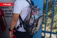 Estudiantes de secundaria usan mochilas transparentes como medida de seguridad