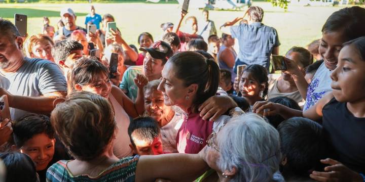 Sheinbaum supervisa entrega de apoyos en La Ceiba, Puebla para familias afectadas por lluvias