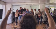 En medio del escándalo, Javier Milei ensaya las canciones que interpretará con "la banda presidencial" este lunes en el Movistar Arena