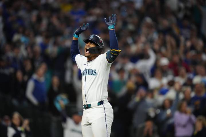 Mariners’ offense falls flat in extras as they lose ALDS game 1