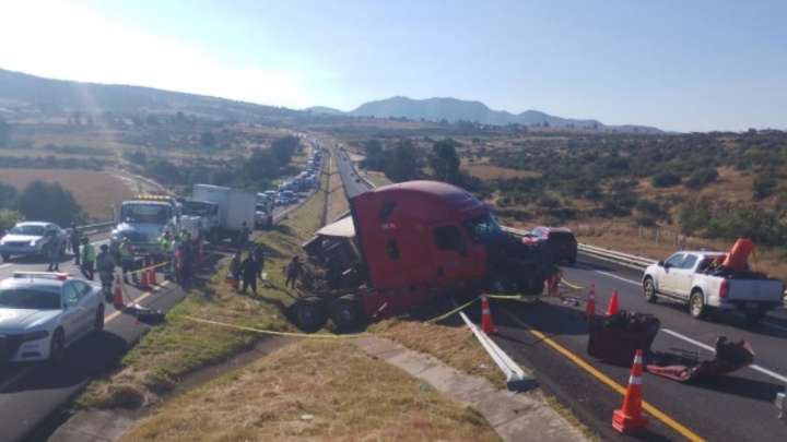 Accidente Autopista México–Guadalajara Deja 7 Muertos; Tráiler Impactó el Taxi de las Víctimas