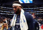 Mavericks' Anthony Davis Exits Game With Concerning Injury
