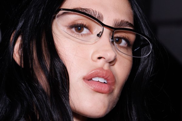 Cuándo usar corrector de ojeras, de color o iluminador