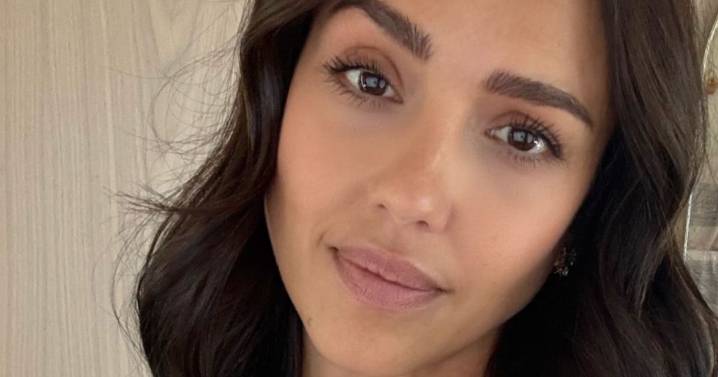 Jessica Alba Wows Fans in Tank