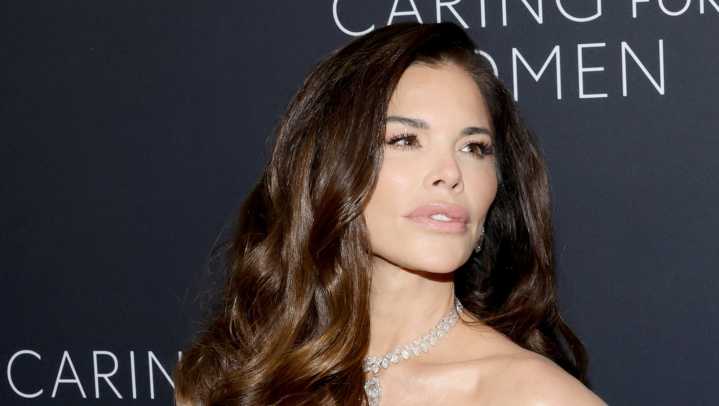 Lauren Sánchez's Killer Legs Can't Distract From Her Botched Plastic Surgery In Spicy Pics