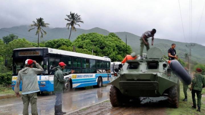 El huracán Melissa azota Cuba, pero con menor intensidad que a Jamaica El huracán que tiene en vilo al Caribe tocó tierra en Santiago de Cuba, donde hay 700.000 evacuados. Si bien bajó a categoría 3 (