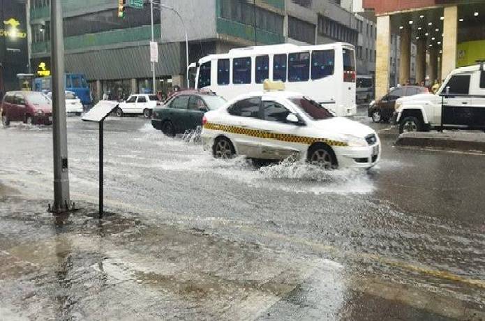 Continúan las lluvias y descargas eléctricas en el territorio nacional