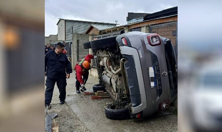 Una camioneta chocó con otro rodado y luego volcó