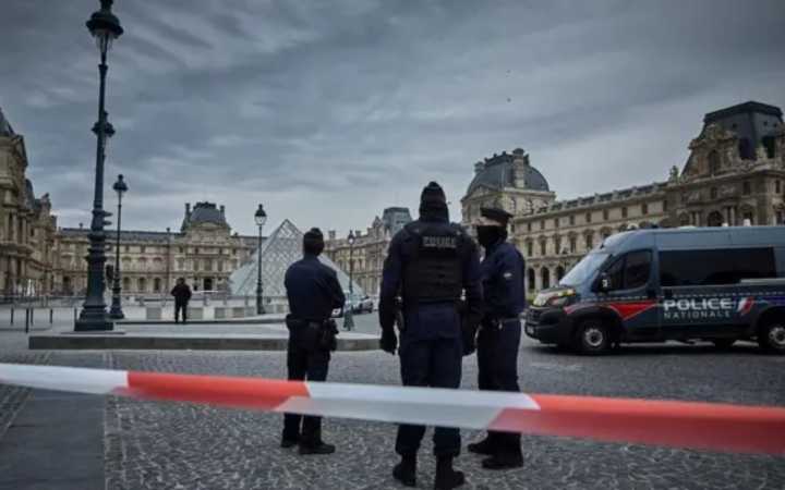 Francia refuerza seguridad en museos tras robo de joyas reales en el Louvre
