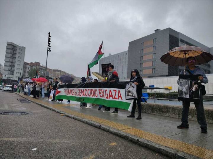Centenares de personas "abrazan" Valdecilla por Gaza